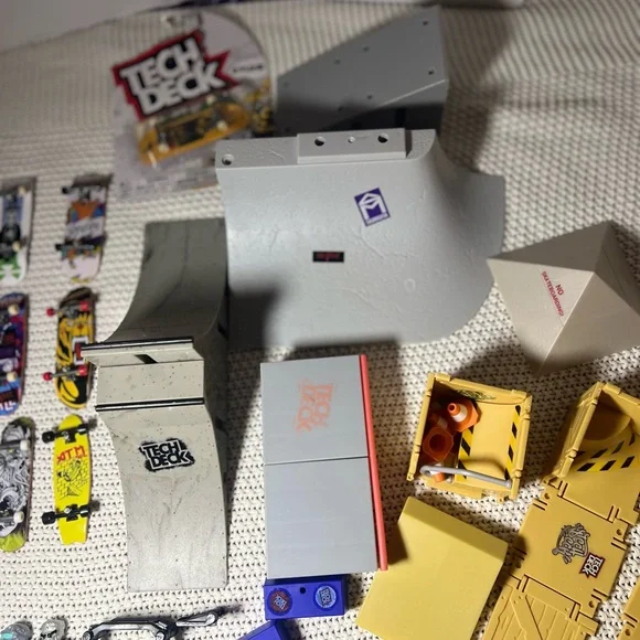 TECH DECK DUDES ACTION FIGURES & SKATEBOARDS & Skate Deck/ramp 32 Decks 22 Dudes